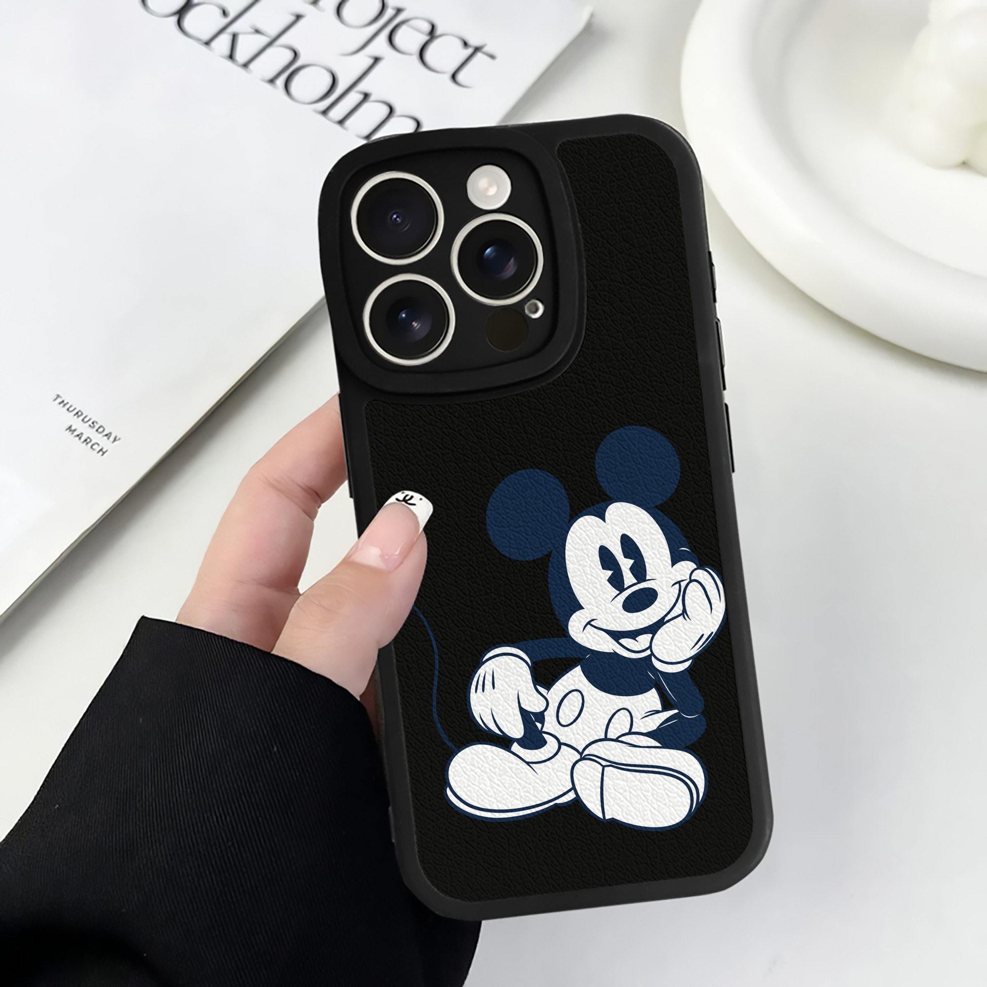 （画像用） ミッキーマウス Mickey Mouse 【iPhone 16シリーズ対応】シリコンスマホケース（レザー調） 材質：シリコン